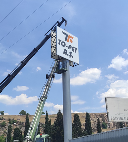 Etkili reklam için totem & kayan yazı çözümleri